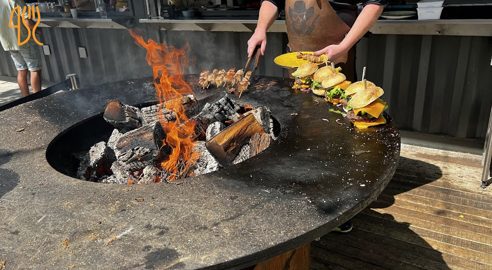 Grillades fraîches sur braises